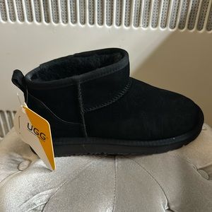 NEW IN BOX!! BLACK SHORT UGGS